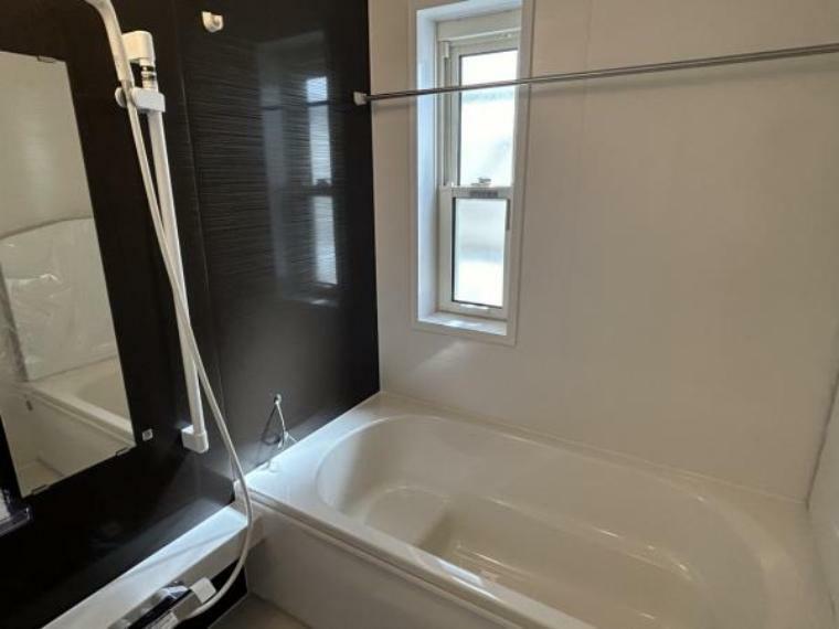 【リフォーム済・浴室】浴室はハウステック製の新品のユニットバスに交換しました。1日の疲れをゆっくり癒すことができますよ。