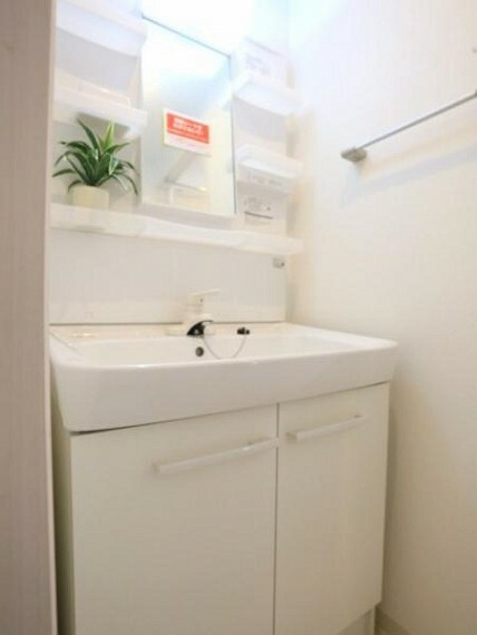 洗面化粧台 清潔感のあるワイドな洗面台は収納力もあり、いつでもすっきりとした洗面室に。