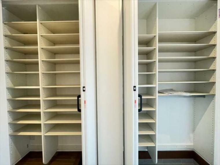 収納 清潔感のある空間を保てるよう、収納スペースを広く設けており、たくさんある靴も収納できますし、玄関をスッキリ綺麗な空間に纏めます。（2024.4.20撮影）