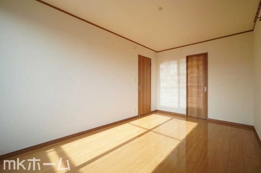 寝室 清潔感あふれる白い壁紙と木目のフローリングはクールでおしゃれな雰囲気を演出しします！