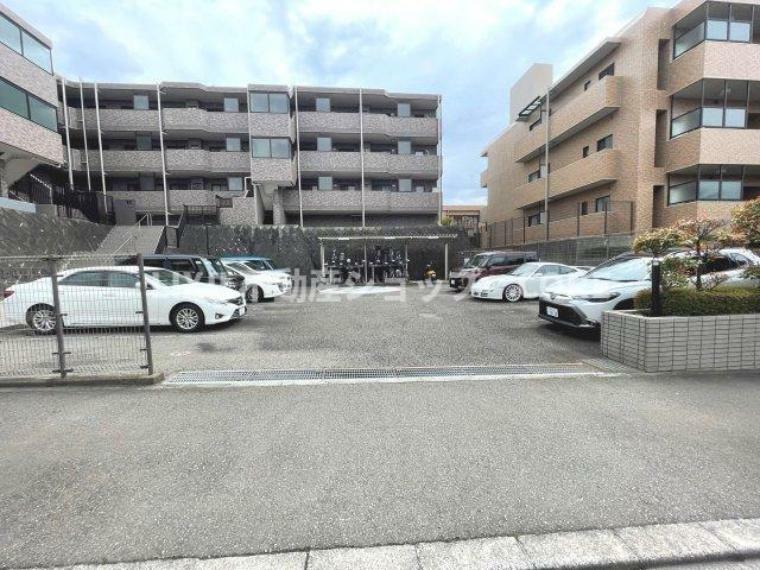 敷地内駐車場 利用方法や利用料、空き状況に関してはお調べしますので、気軽にお問合せ下さい。