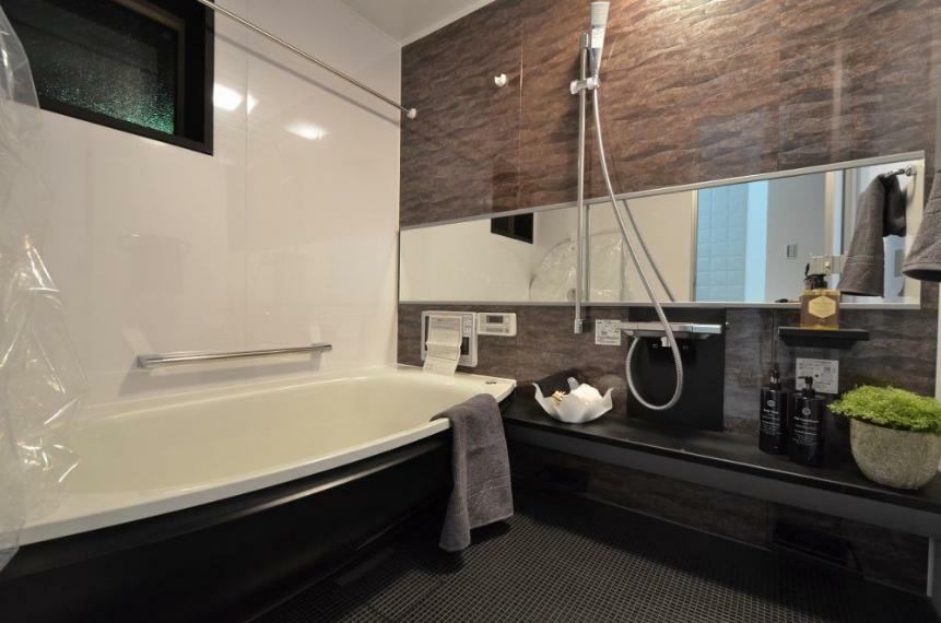 ●浴室● 一般的な1坪サイズより広い1620サイズのユニットバスには浴室乾燥暖房はもちろん、お風呂嫌いなお子様にも効果がありそうな浴室TVを標準装備。
