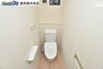 トイレ 【1Fトイレ】温水洗浄便座機能付きのトイレです！収納もあり、トイレットペーパーや掃除道具を収納可能
