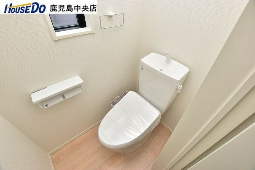 トイレ 【2階トイレ】温水洗浄便座機能付き！