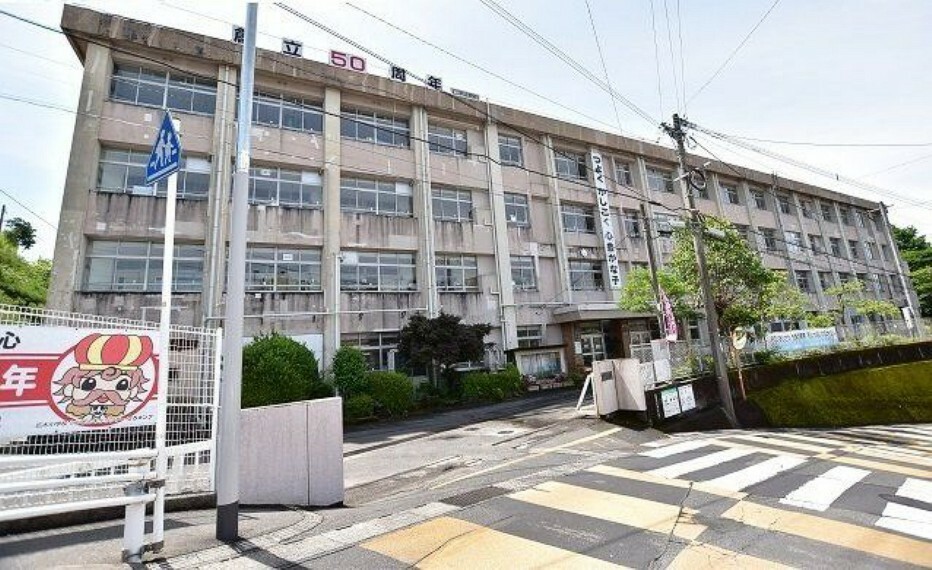 小学校 広木小学校【鹿児島市立広木小学校】は、広木1丁目に位置する1965年創立の小学校です。令和3年度の生徒数は675人で、28クラスあります。校訓は「つよく　かしこく　心豊かな子」です。