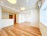 居間・リビング 隣の5.8帖の洋室との開口部をひろくすることにより、繋げて使用することもでき、利便性がよいデザインです。