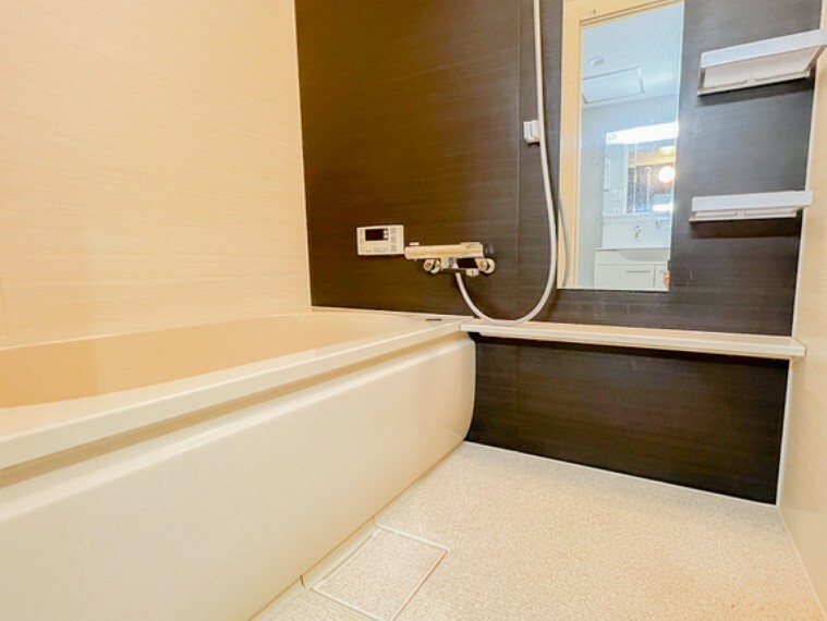 浴室 『一日の疲れを落としてくれる場所は、一番落ち着く場所でなければならない』　高級感溢れるカラーと大きさ・柔らかな曲線で構成された半身浴も楽しめるバスタブが心地よさをもたらします。