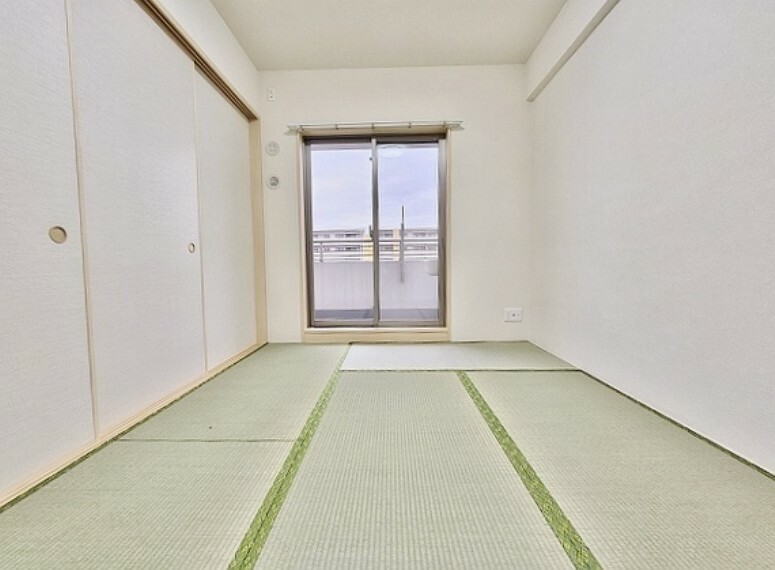 日本人ならこの【和】の匂いや雰囲気がお好きな方も多いのではないでしょうか。居室としてのご利用はもちろん、客間としてもご利用いただけます。リビングへのアクセスがいいのも嬉しいです。