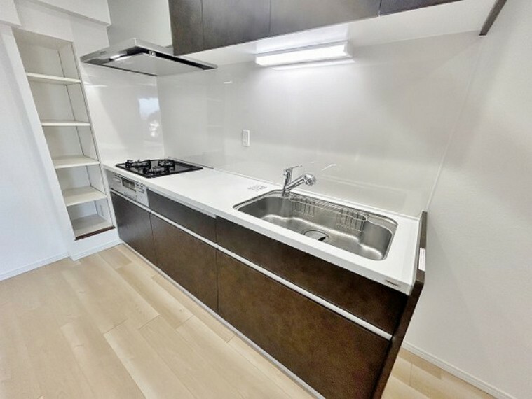 清潔感と高級感を兼ね備えたキッチンを数年前に入れ替え済み、広さも十分にあり、動きやすい導線を確保しました。