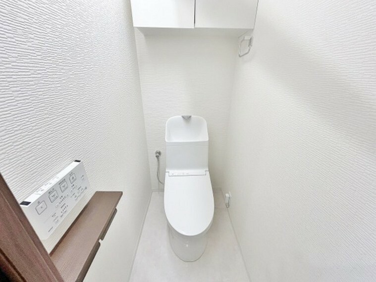 ゆとりをもったトイレの広さ、ホワイトベースで清潔感溢れる空間。ウォッシュレット付き機能です。
