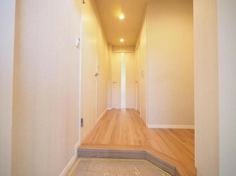玄関 明るい玄関を上がると廊下には収納スペースが。実際に生活する側に立って設計した工夫が要所要所に感じます。設計士のキメ細やかさがこの邸の魅力の一つです。
