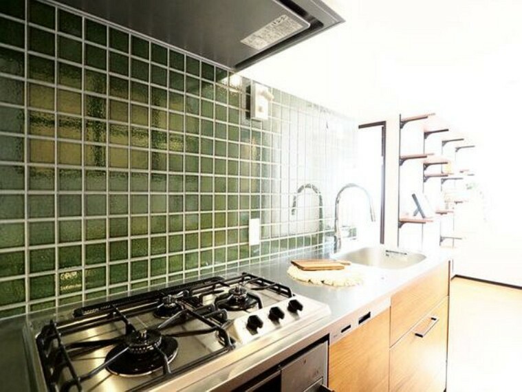 ダイニングキッチン 「食」の幸せを育むキッチンは心地よい空間に。印象的なグリーンのタイルをレイアウト。