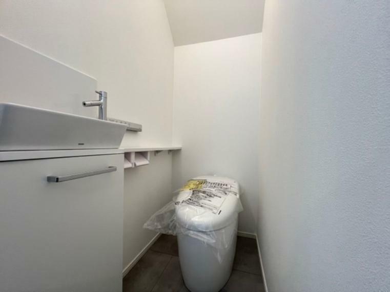 トイレ 【2号棟トイレ】1階・2階共にTOTOの「NJ2」を採用しました。非常にスッキリしていて、手洗いがあるのもうれしいポイントです。