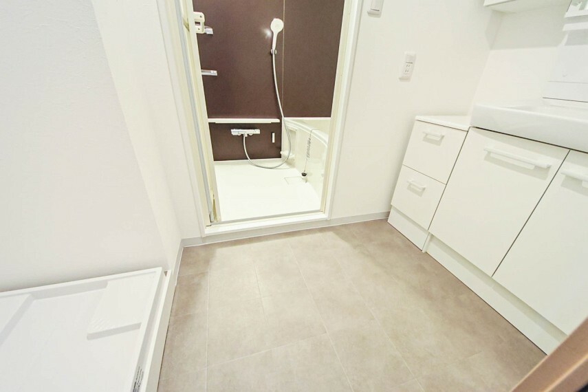 家の中でも特にプライベートスペースとなる洗面所は、洗濯場所と浴室を同じ空間でまとめております。