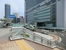 JR新横浜駅 営業時間:5:30～23:30　多くのオフィスビル・ホテルが建ち並び、横浜アリーナや横浜国際総合競技場からも近い。