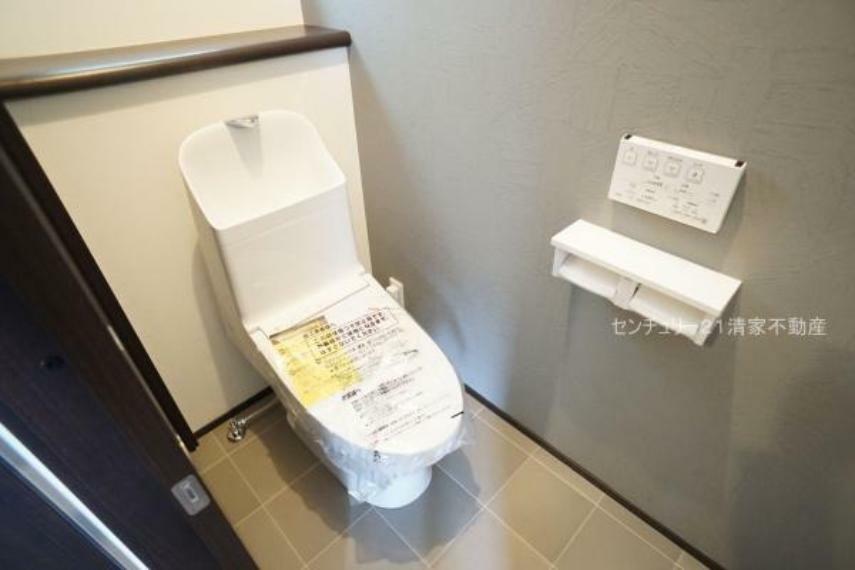 トイレ C棟:白を基調とした、清潔感のある水廻りです。（2024年01月撮影）