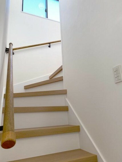 階段には手すりがついているので昇り降りも安心です。