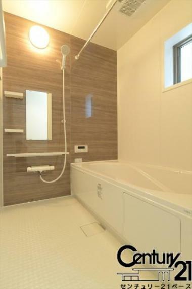■現地撮影写真■ゆったり1坪サイズの浴室！足を伸ばしての入浴は疲れも癒してくれます！