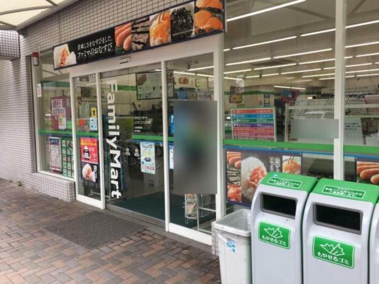 コンビニ ファミリーマートコスモスクエア店