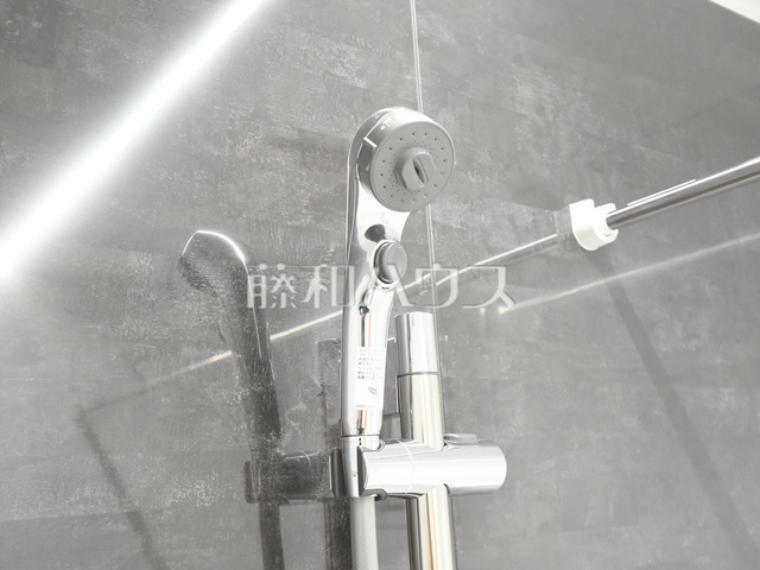 浴室 C号棟　スイッチ付きシャワーヘッド　【小平市花小金井南町1丁目】 浴室のシャワーは手元で止水ができるスイッチ付シャワーヘッドにより、さらに節水効果がアップします。　