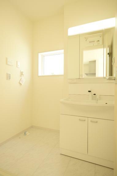 同仕様写真（内観） 《同仕様例》お手入れしやすいシャワー機能付洗面化粧台。脱衣スペースにはゆとりがあり、お風呂の準備もしやすいです！