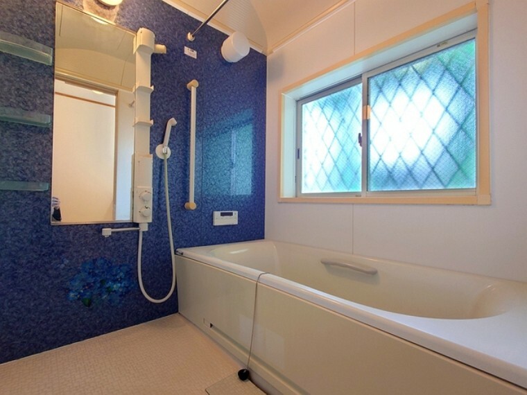 浴室 入浴の快適さは勿論のこと、毎日のお掃除のしやすさも嬉しい浴室となっています。■東大和市南街2　中古戸建■