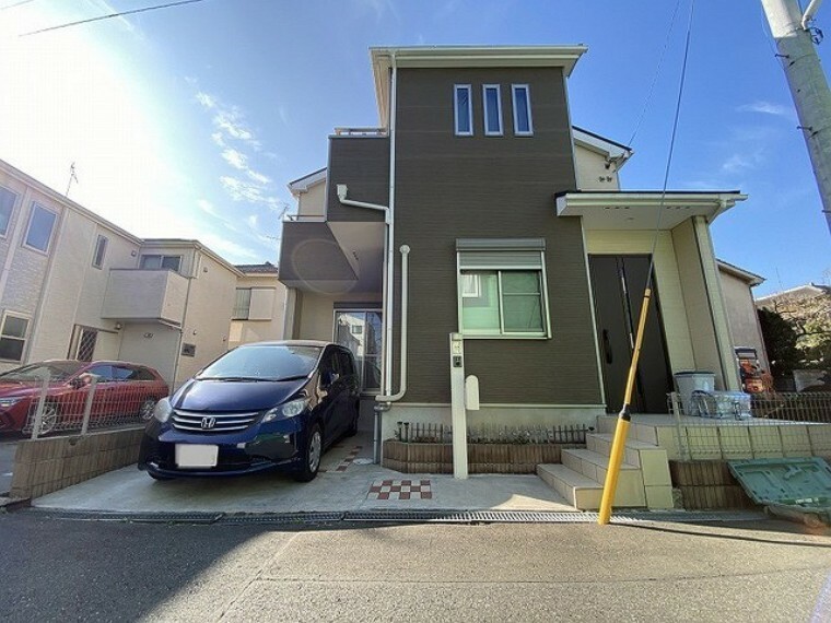 閑静な住宅街に一画、南側はお隣のお家との距離感もある程度離れておりますので、室内への陽射しも射し込み、圧迫感のない佇まい。