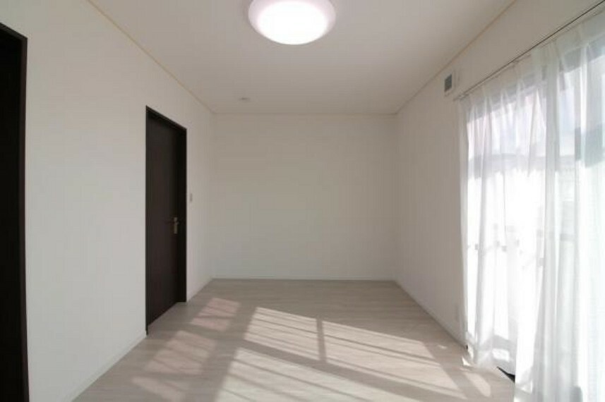 寝室 洋室7.5帖:明るい採光の入るバルコニーに出ることができます。