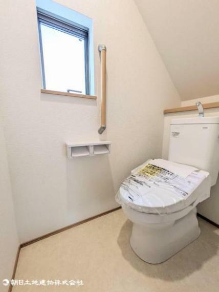 トイレ 普段使う箇所だからこそ手入れのしやすいデザインを採用。手すり付きで住まう人に配慮した内装。