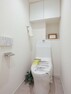 トイレ 清潔感あるホワイトを基調とした上品さが宿るレストルームです。収納に便利な上部吊戸棚やカウンター、スマートリモコン付き。毎日使う場所だからこそ、細部にまでこだわった空間です。