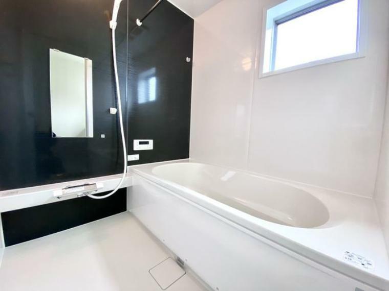浴室 浴槽は環境にやさしい節水タイプを採用。浴槽内ステップで半身浴や親子入浴も楽しめるので、毎日のバスタイムをエコで素敵に演出してくれる小窓付きの浴室です