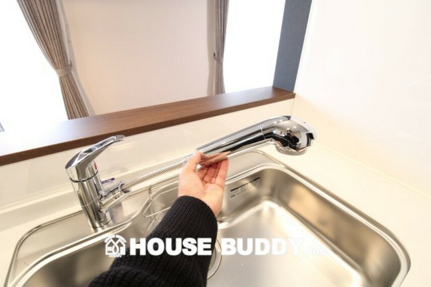 ダイニングキッチン ヘッドはシャワーや浄水・原水に切り替え可能でノズルが延びるビルトイン式浄水器水栓を採用。 シャワーノズルでシンク周りも簡単にお手入れでき、見た目もスッキリです。
