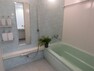 浴室 エメラルドグリーンを基調とした清潔感の有るお風呂です。 のんびりバスタイムで日々の疲れを癒して下さい。