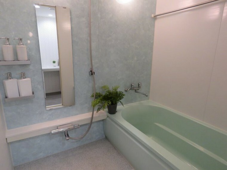 エメラルドグリーンを基調とした清潔感の有るお風呂です。 のんびりバスタイムで日々の疲れを癒して下さい。