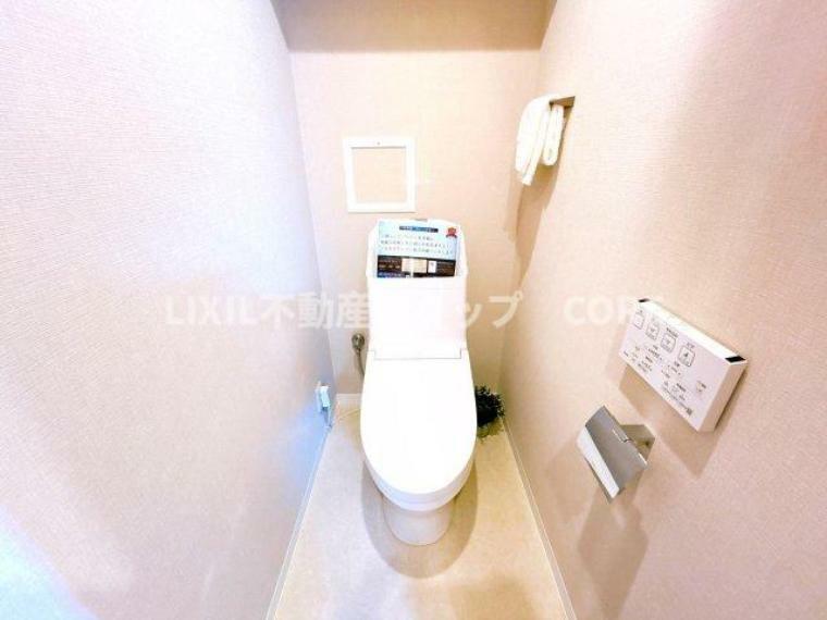 トイレ 見た目もスッキリとしたデザインのトイレには温水洗浄暖房便座付き。