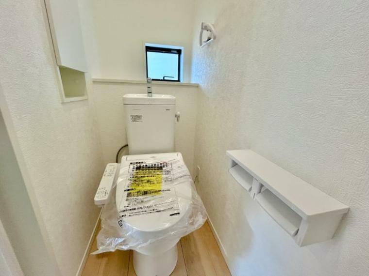 トイレ 【4号棟】節水型でエコなトイレには、今では当たり前のウォシュレット付き。便座を温める機能もついていて、居心地良くてトイレから出られなくなるかも！換気用に換気扇はもちろん、窓も着いているので常に快適です