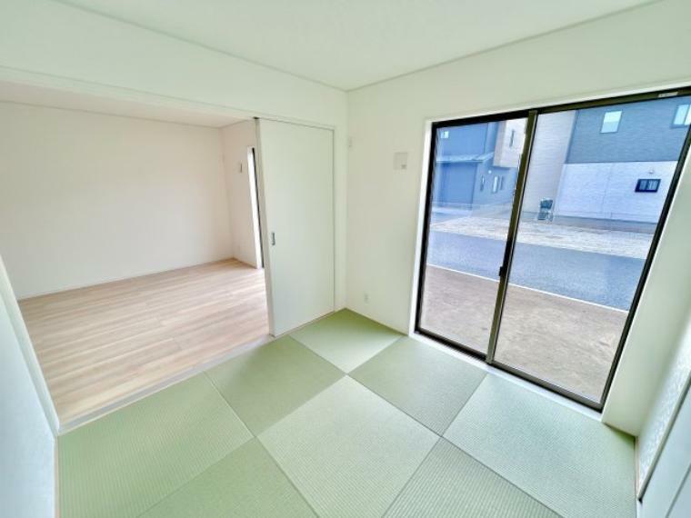 和室 【3号棟】大きな窓からたっぷりと陽光が注がれる明るい空間。2面採光で温かみのあるお部屋です