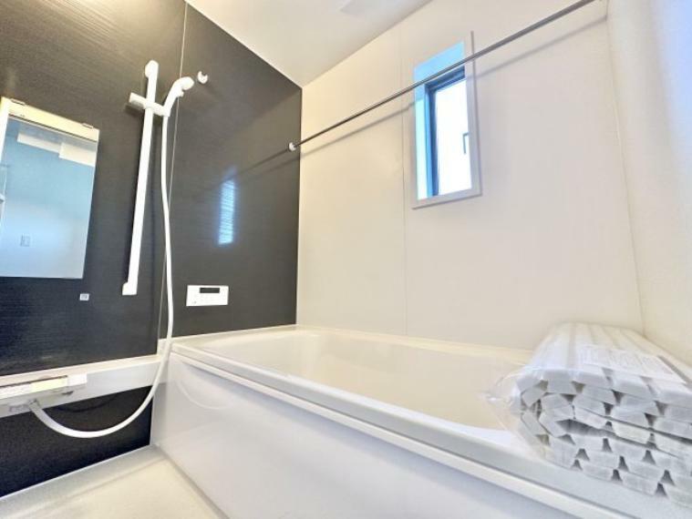浴室 浴室は湿気がたまりやすく、換気扇だけではどうしてもカビが出てしまいやすい場所。窓があるだけで、あっという間に換気ができますのでお風呂のカビお掃除も気持ちが良いです。