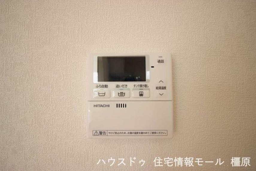 発電・温水設備 キッチンからボタン一つでお湯はりや追い焚きの操作ができるオートバス機能付きです