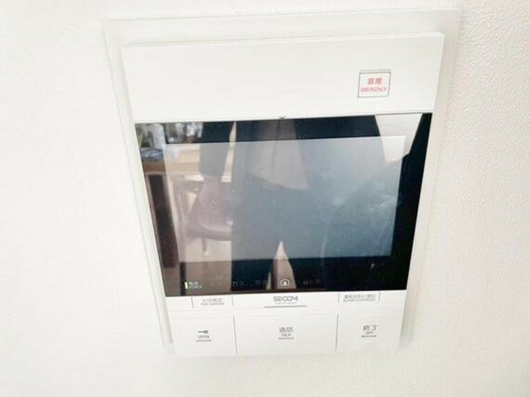TVモニター付きインターフォン マンションの共用エントランスの外玄関にカメラがあり、来訪者の様子をモニターで確認できます。犯罪抑止効果も期待できます。