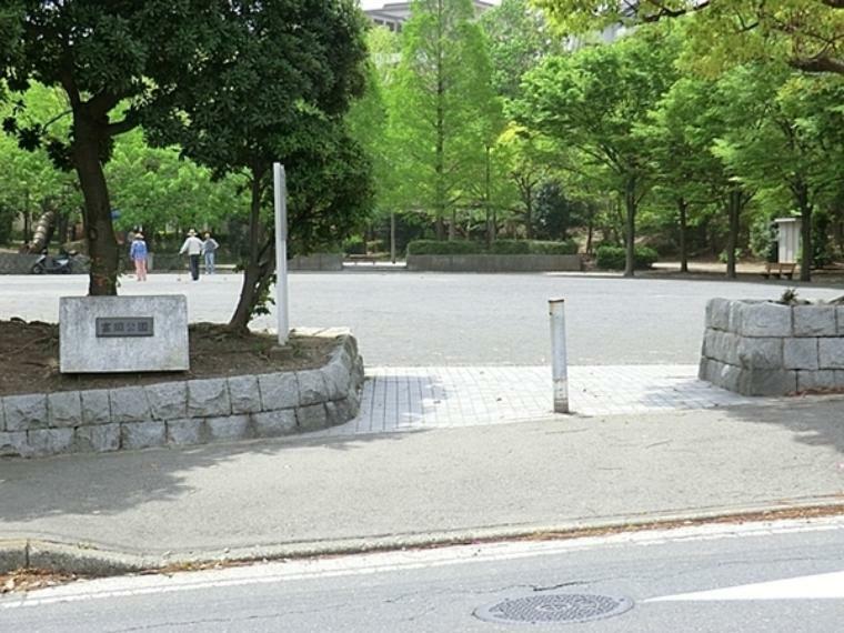 富岡公園 遊具は特になく、スポーツやウォーキングなどがメイン。今では少ない壁当て練習ができる公園。（約836m）
