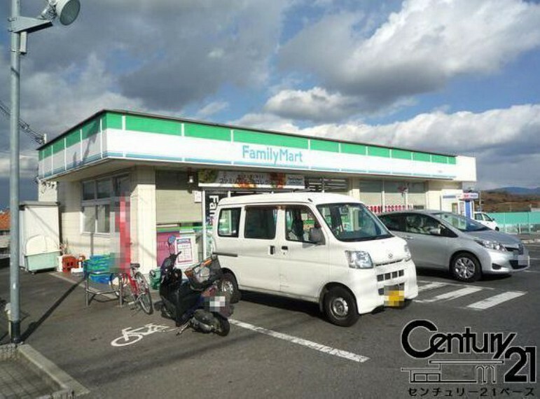 コンビニ ファミリーマート河合店