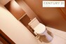 トイレ スッキリとした温水洗浄便座トイレ。吊戸棚もあり収納豊富、スッキリとした空間を保つことができます。