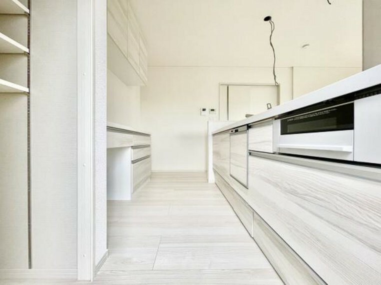 キッチン ■■広々キッチン■■ 大型の冷蔵庫やレンジボードもしっかり置ける広々としたキッチンスペースが大事。ゆとりある空間で作業ができるとお料理の腕も日に日に上がりそうな気がしてきます。