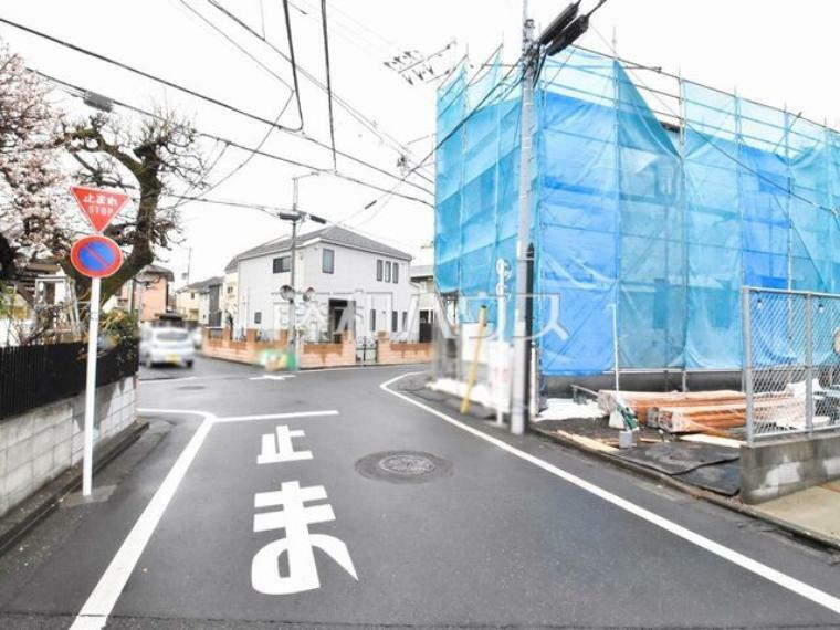 現況写真 接道状況および現場風景　【杉並区成田東2丁目】 建物のプレゼンをさせていただきますので、実際の完成イメージを思い描いていただくことができます。お気軽にお問合せ下さい。