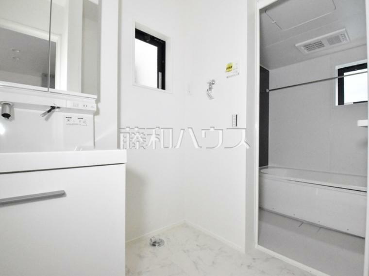 浴室 3号棟　浴室は換気・乾燥・暖房機付きで、入浴前も入浴後も快適です。　　【八王子市万町】