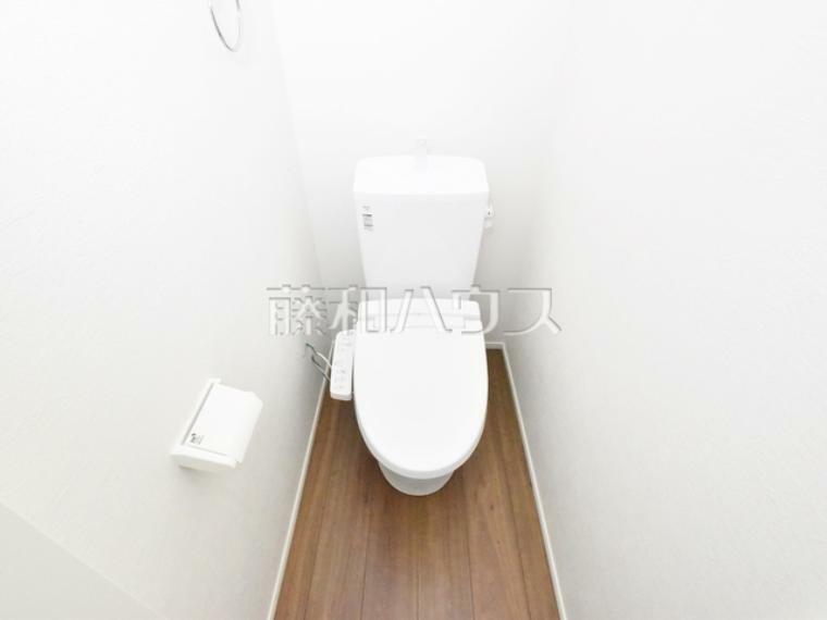 トイレ 3号棟　温水洗浄便機能付きトイレで清潔にご使用いただけます。　　【八王子市万町】