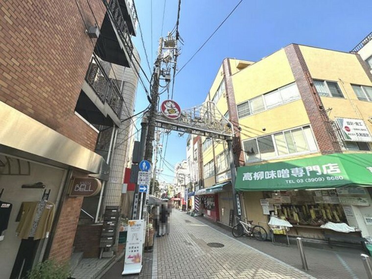 富士見銀座商店街 長い歴史のある昭和の香りが残る地域密着の商店街。和菓子屋や豆腐店、焼き鳥や製麺所が軒を連ねます。
