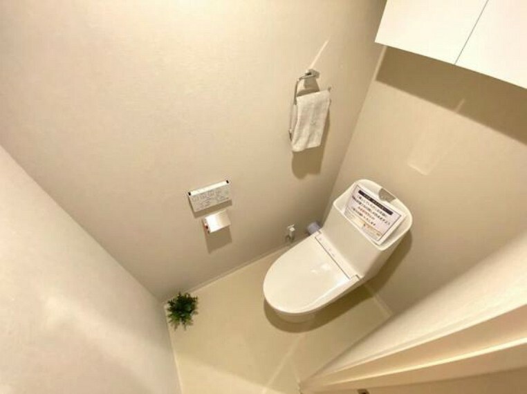 トイレ 明るく清潔感のある節水型ウォシュレットトイレです