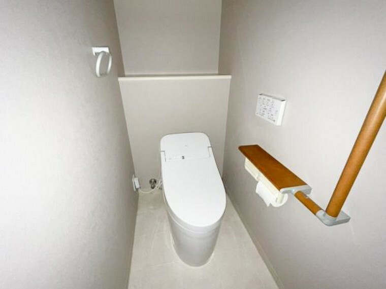 トイレ トイレ交換（2022年3月実施）をしています。 タンクレスのトイレなので広々していますね。